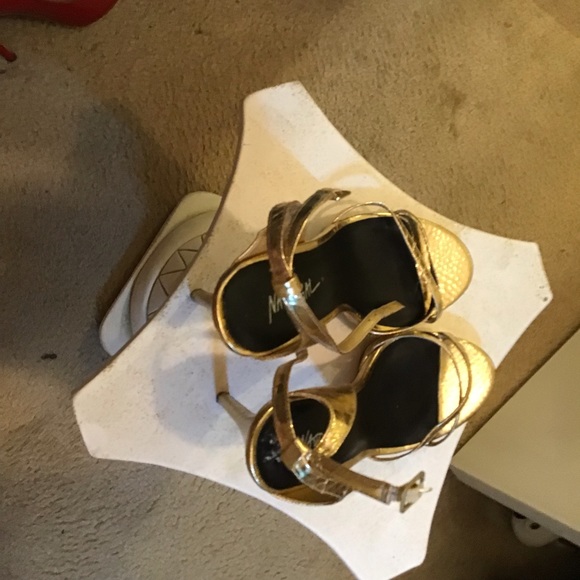 Metallic Gold sandals - Picture 2 of 6